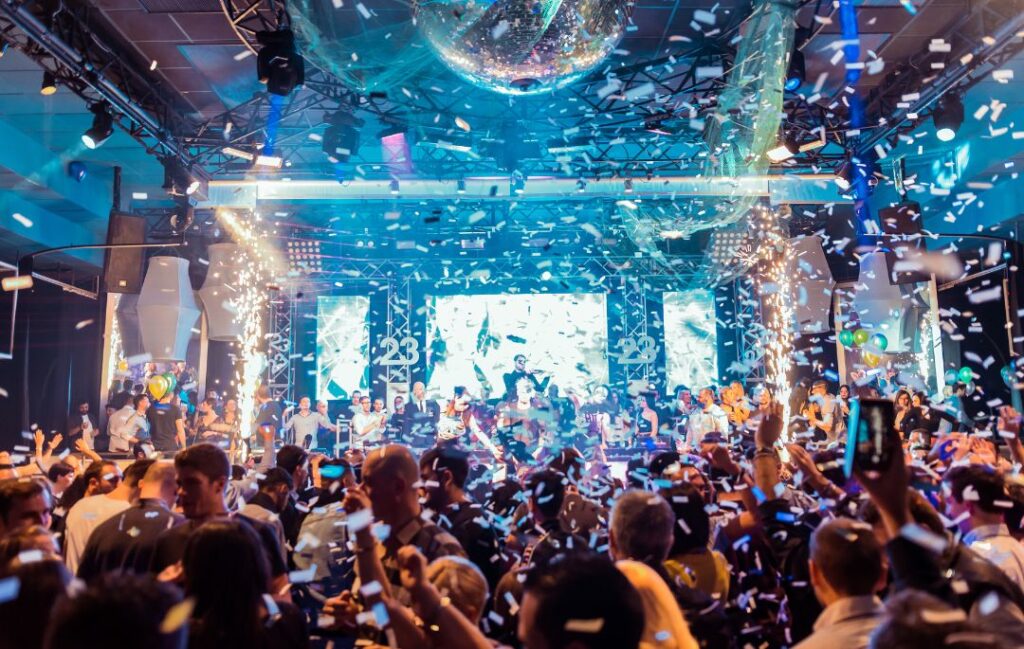 alquiler de escenarios precios. Aparece un escenario en el que se desarrolla un concierto