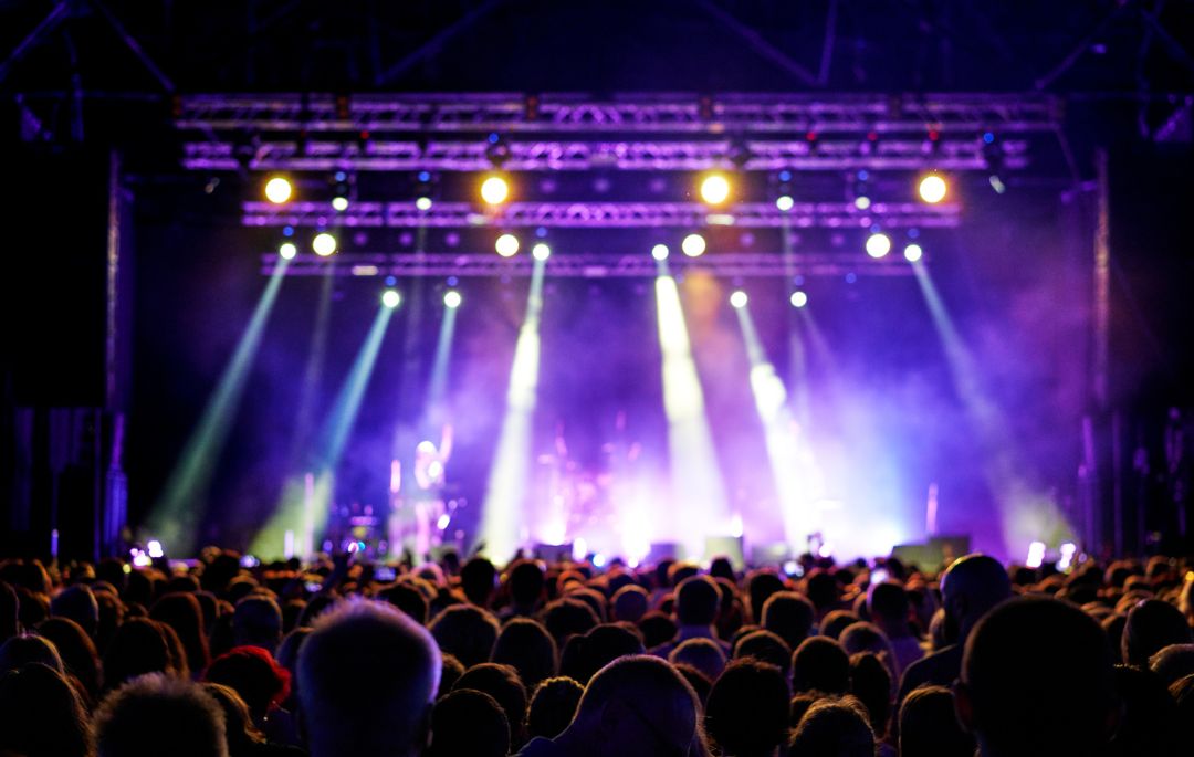 Tipos de eventos. Aparece un escenario con muchas luces en la actuación.