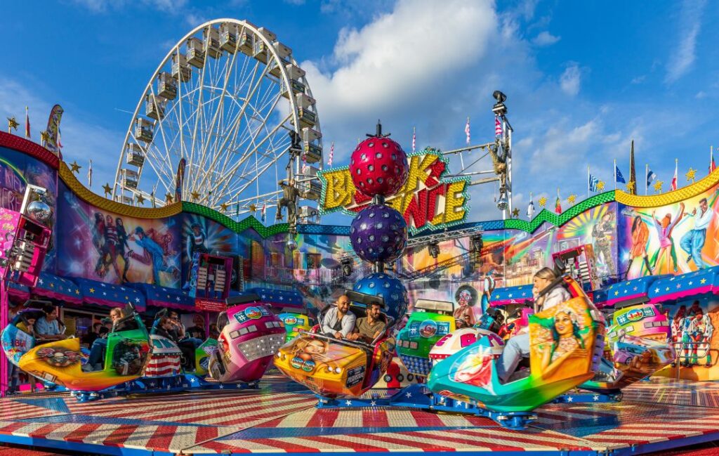 Feria de pueblo. Aparecen varias atracciones en una feria