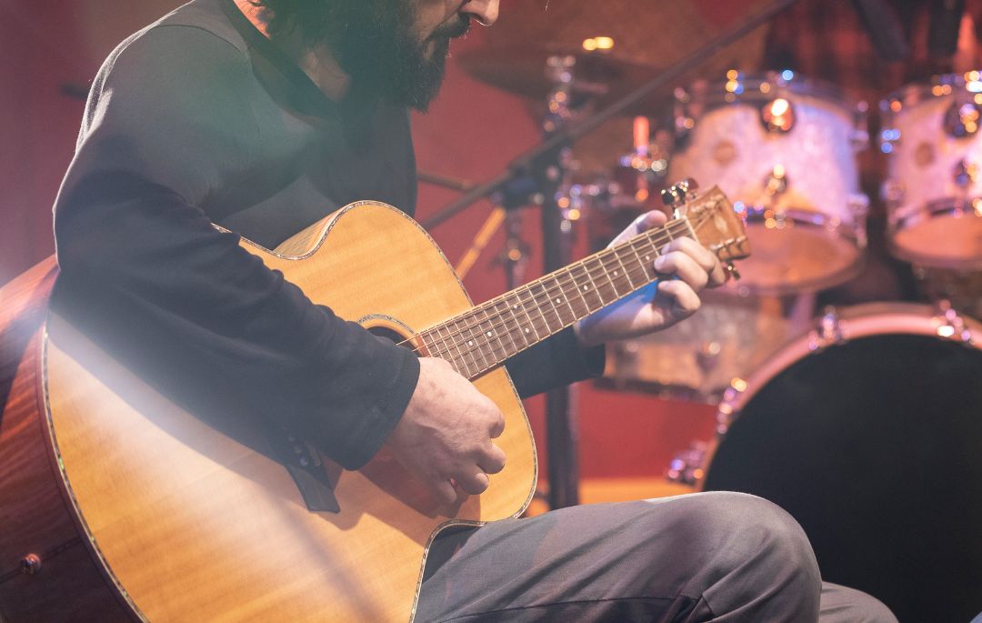 Aparece una persona tocando una guitarra como tributo a manuel carrasco
