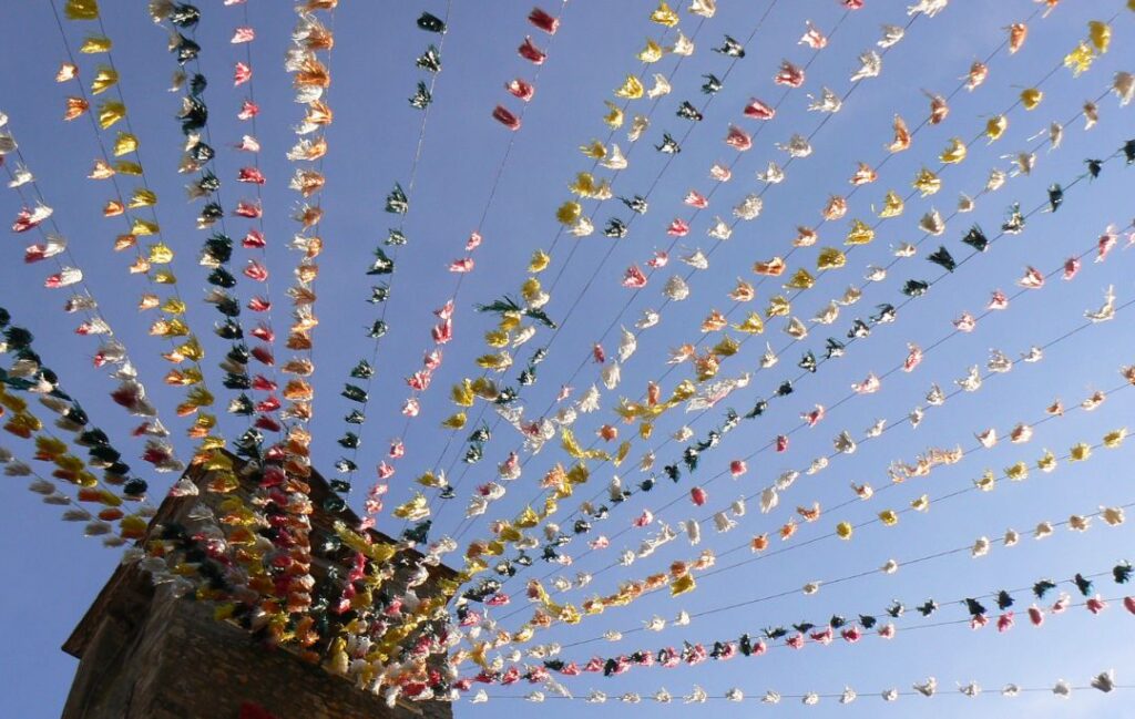 verbena de pueblo foto interior. Aparecen decoraciones de fiestas.