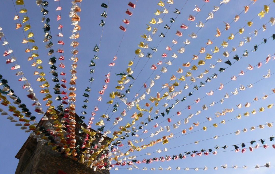 verbena de pueblo foto interior. Aparecen decoraciones de fiestas.