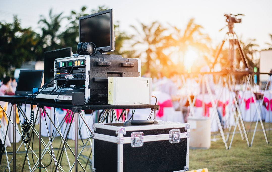 Aparecen equipos de sonido de un organizador de eventos en Sevilla para una fiesta