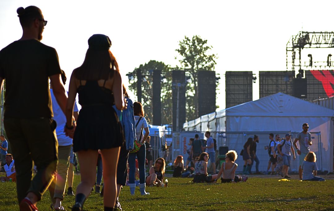 Aparece una aparece una pareja en una fiesta organizada por una agencias de organización de eventos