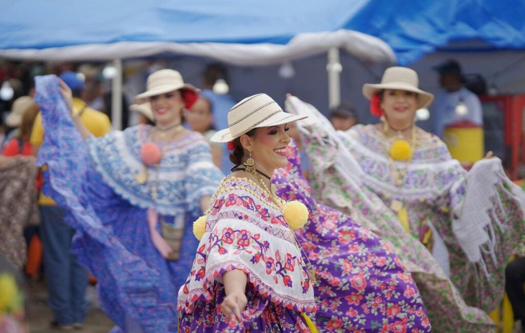 actividades para fiestas de pueblos. Aparecen mujeres con vestimentas de festividad especial