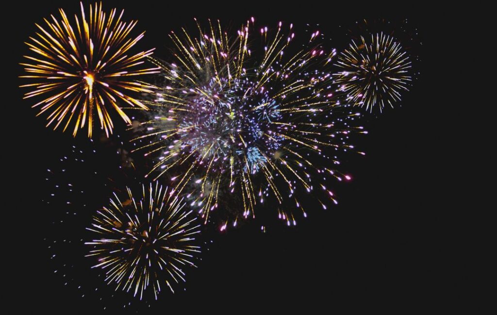 actividades para fiestas de pueblos. Aparecen fuegos artificiales.