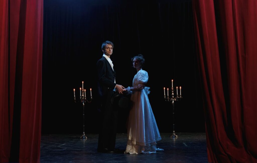 contratar obra de teatro para tu pueblo a través en un escenario