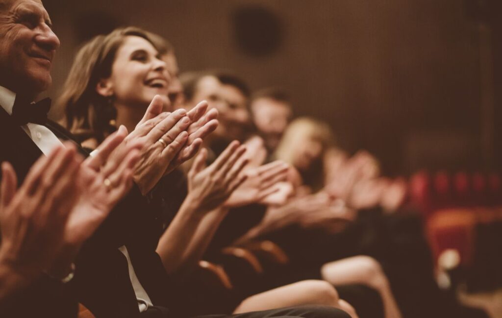 contratar obra de teatro para tu pueblo a través en un teatro