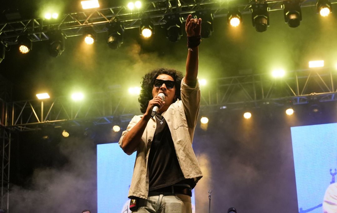 empresa de eventos culturales con una actuación de un cantante